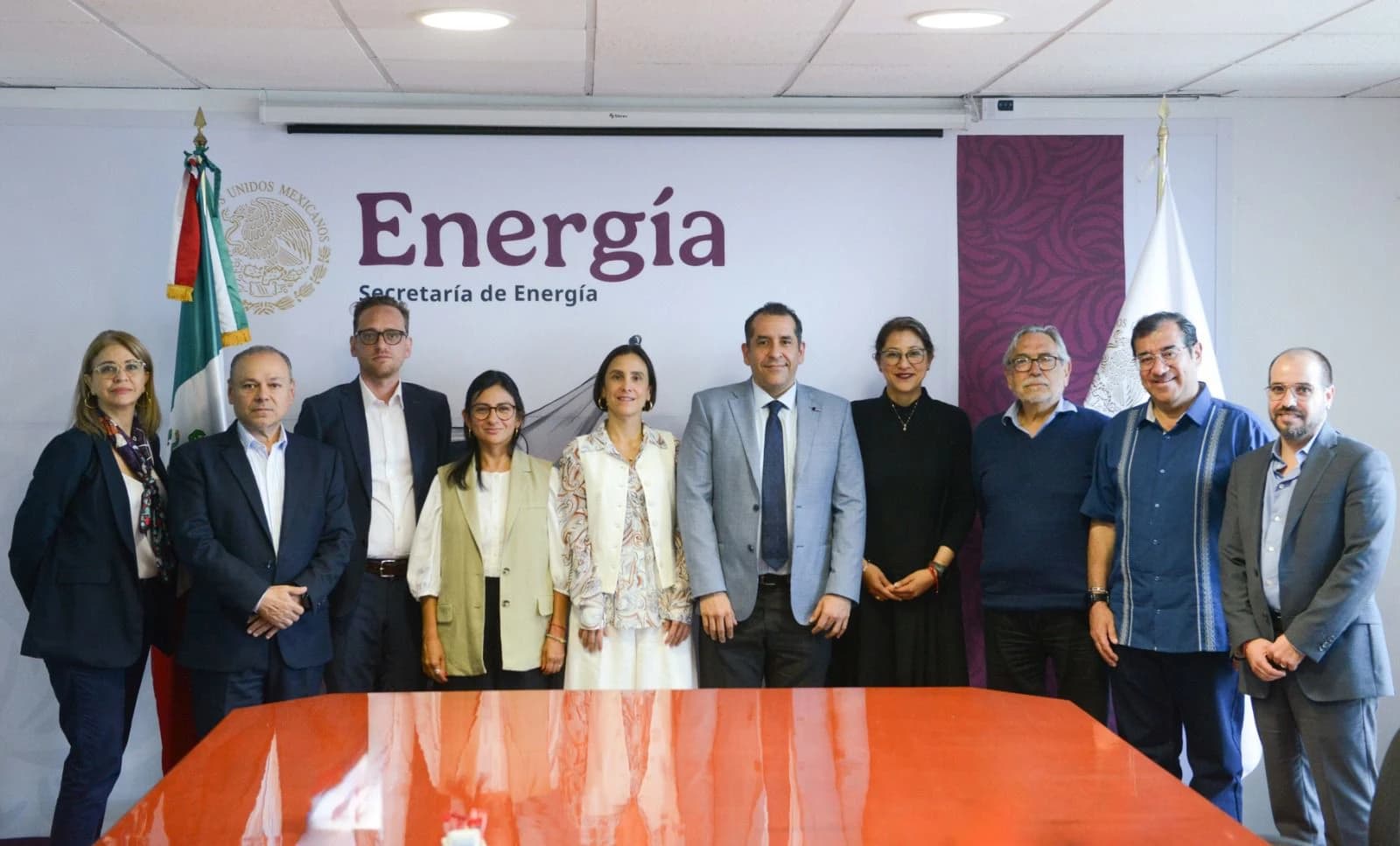 A nova Comissão Nacional de Energia, um órgão regulador que contará com um Comitê Técnico para tomada de decisões, inicia suas atividades.