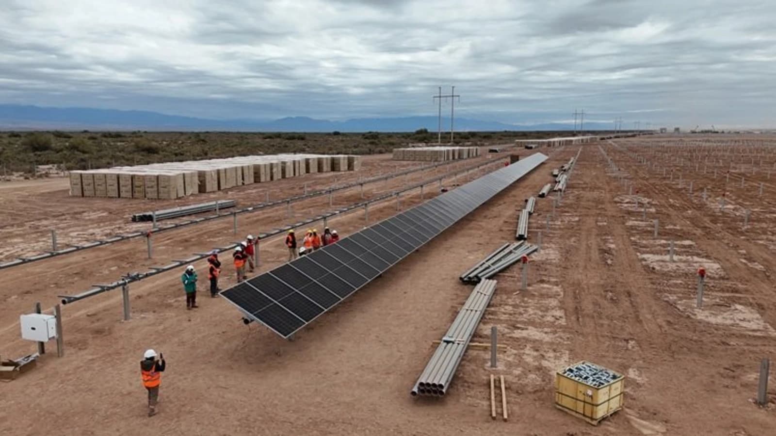 A construção do Parque Solar El Quemado está progredindo: a primeira fileira de painéis foi instalada com sucesso.