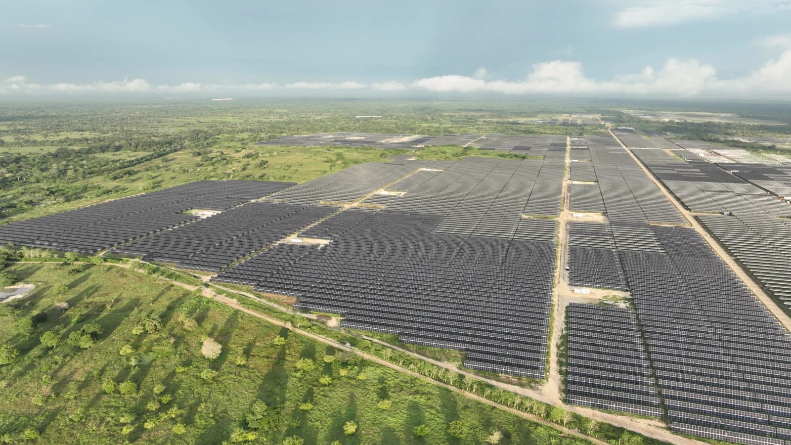 O maior parque solar em construção na Colômbia começou a injetar energia no sistema interligado nacional.
