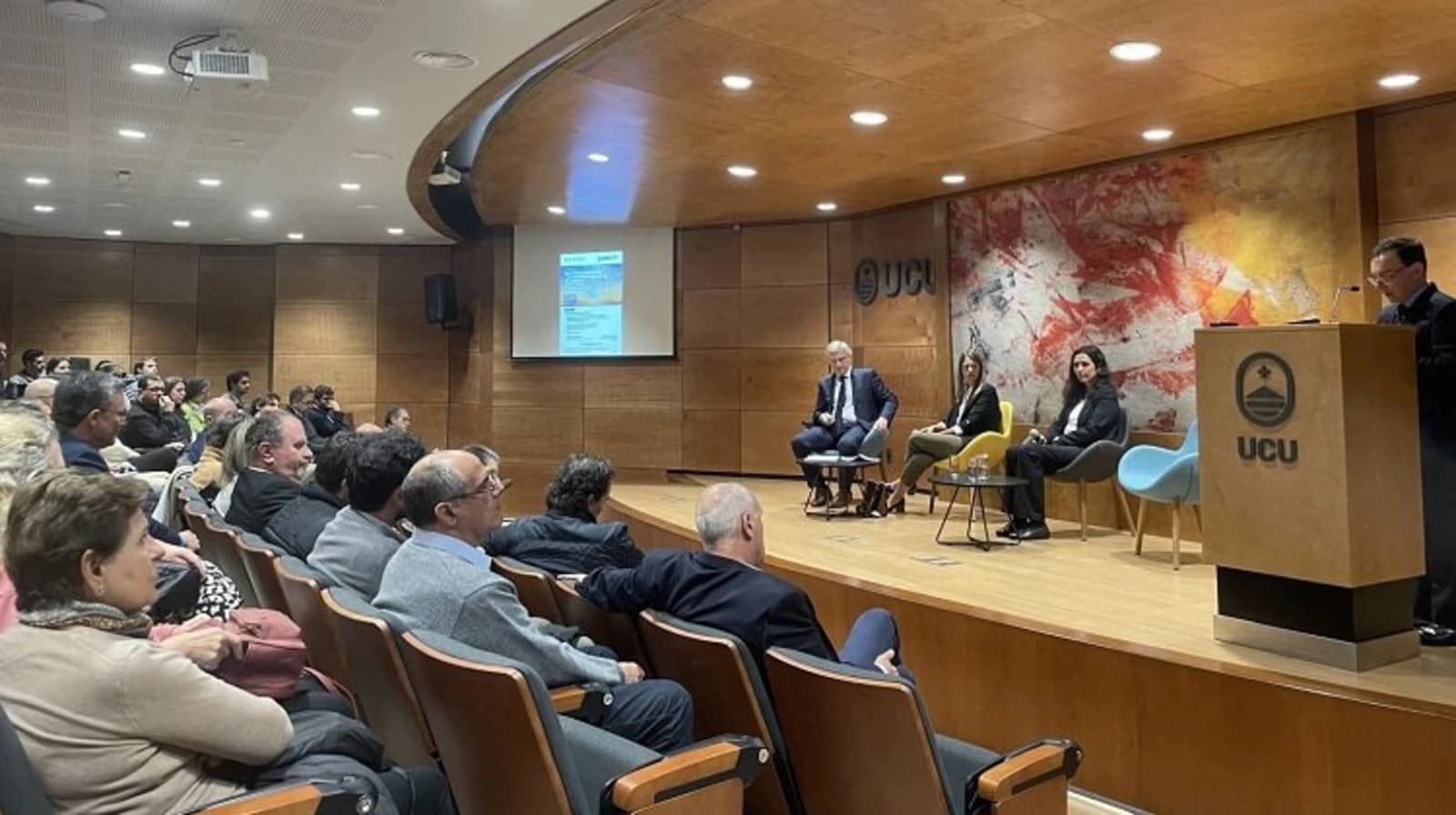 A AUGPEE indicou que o investimento em larga escala em energias renováveis era fundamental para restaurar a rentabilidade da UTE no Uruguai.