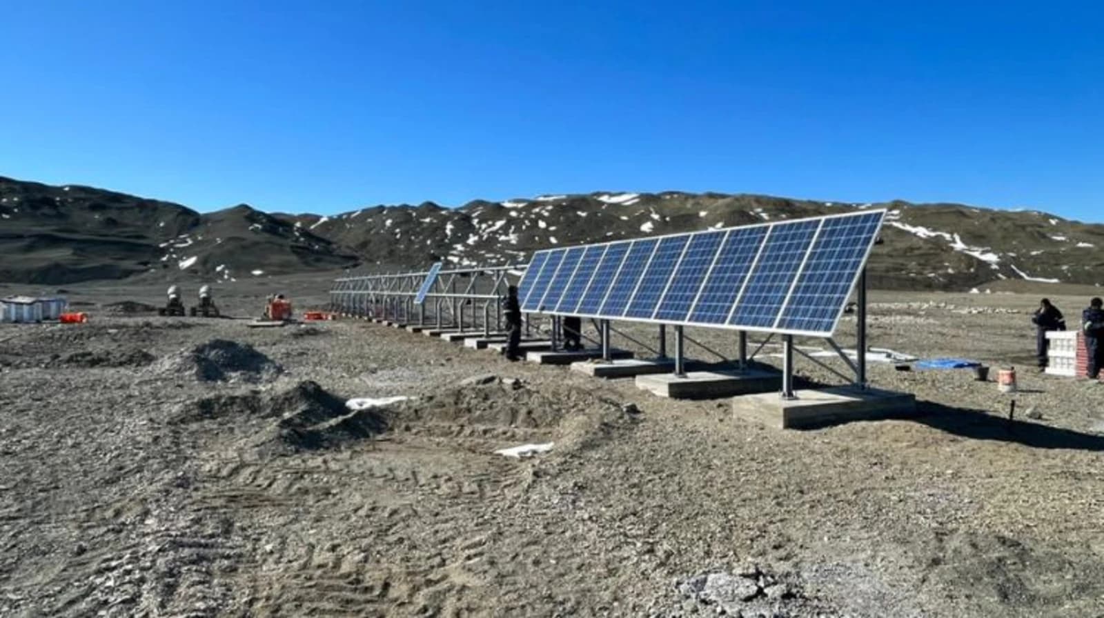 A construção do parque solar doado pela 360Energy e pela Genneia para a base Petrel, na Antártica argentina, está em andamento.