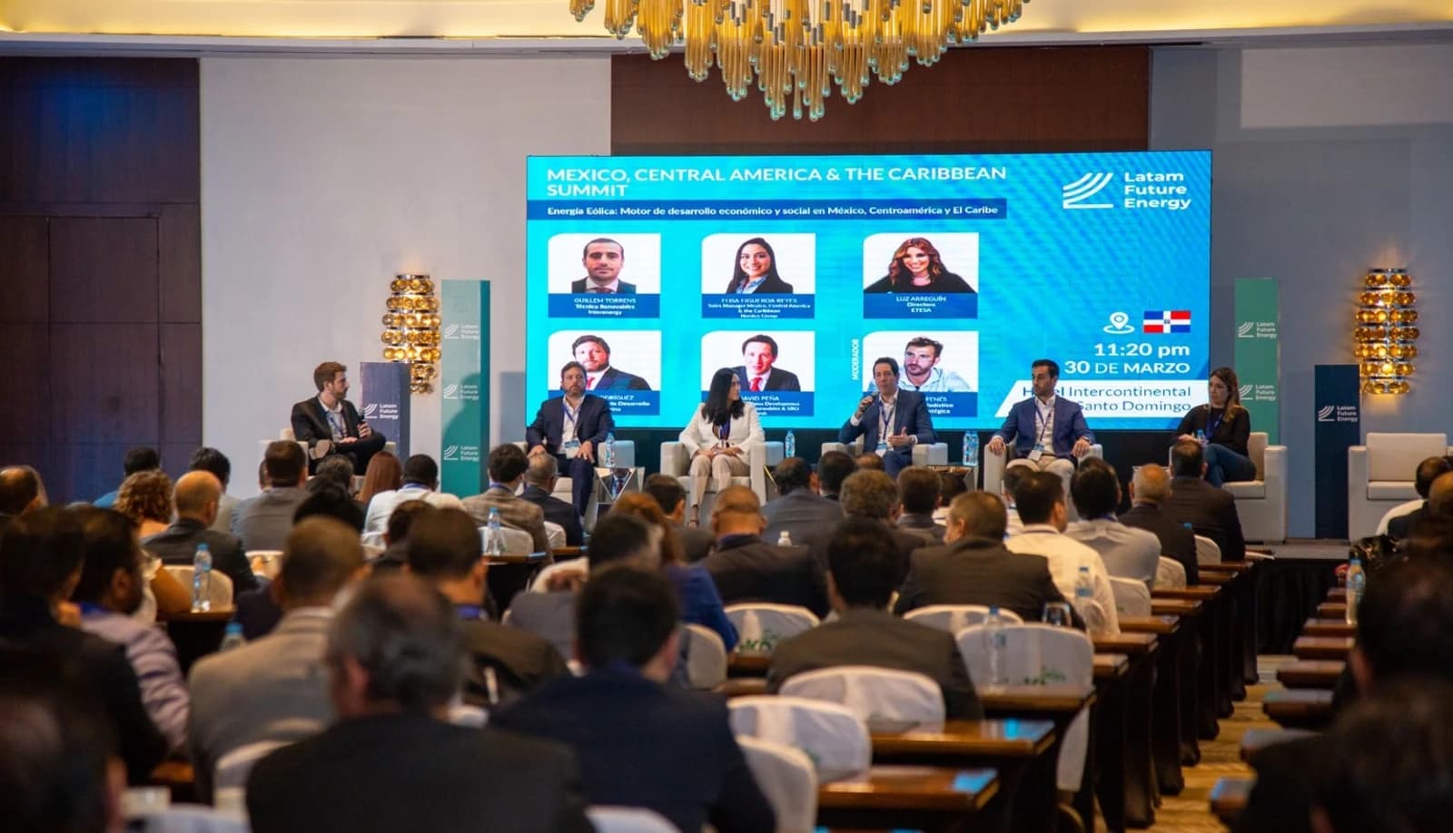 Grandes personalidades da América Central e do Caribe chegam à República Dominicana para o importante evento de energias renováveis.