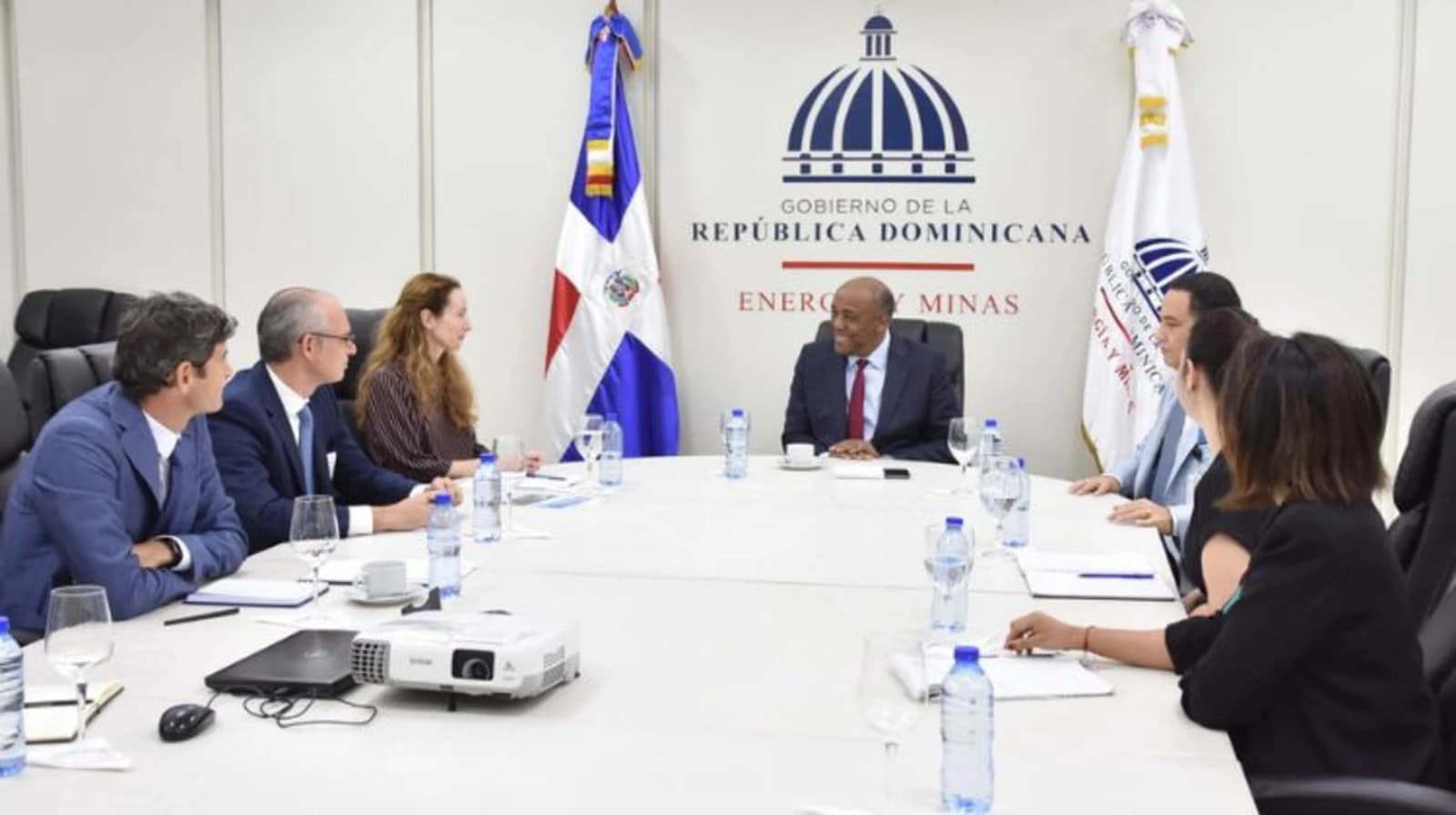 Dominican Republic explains renewable energy plans to executives of the French Development Agency