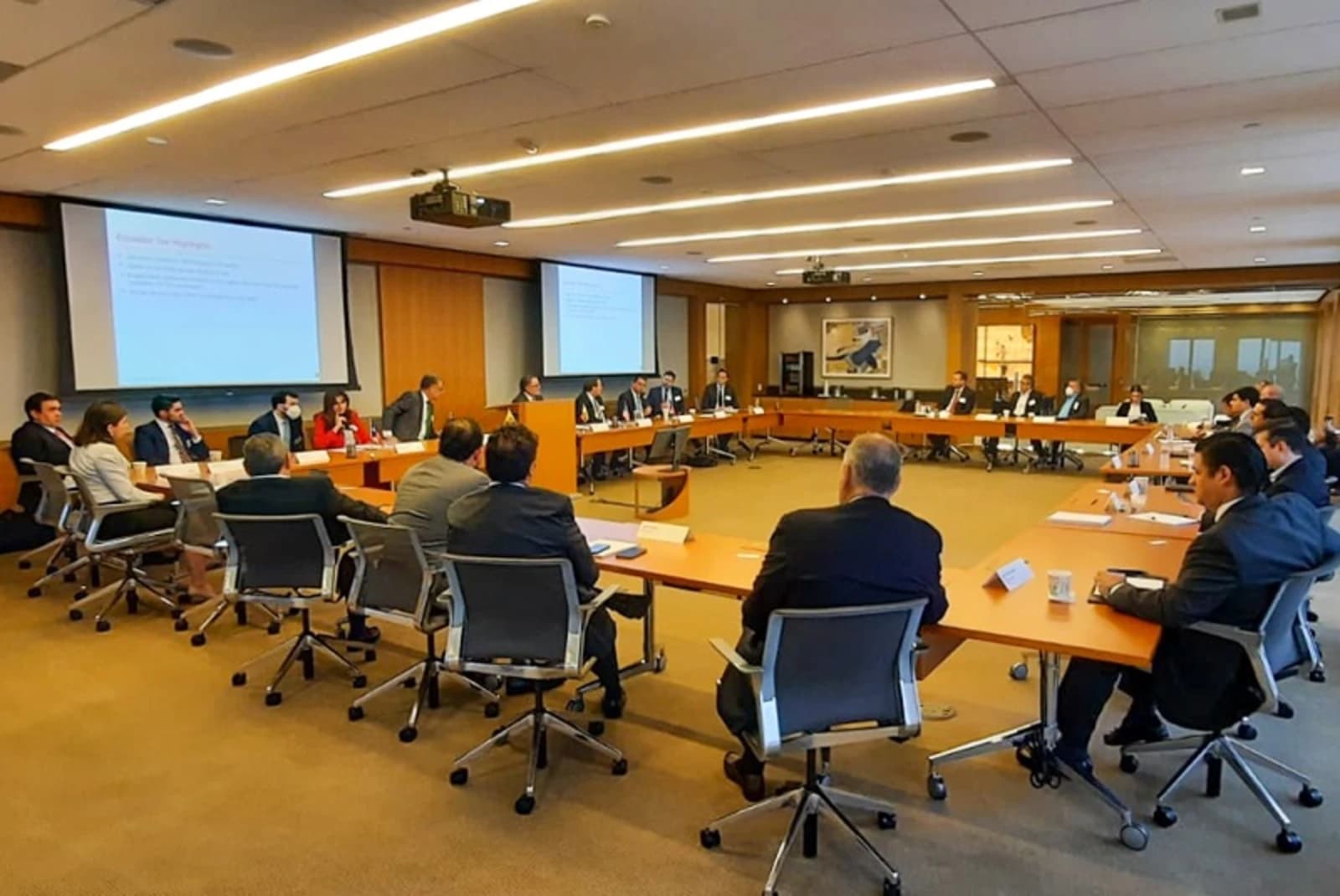 Bermeo Calderón apresentou os projetos energéticos do Equador a investidores norte-americanos.