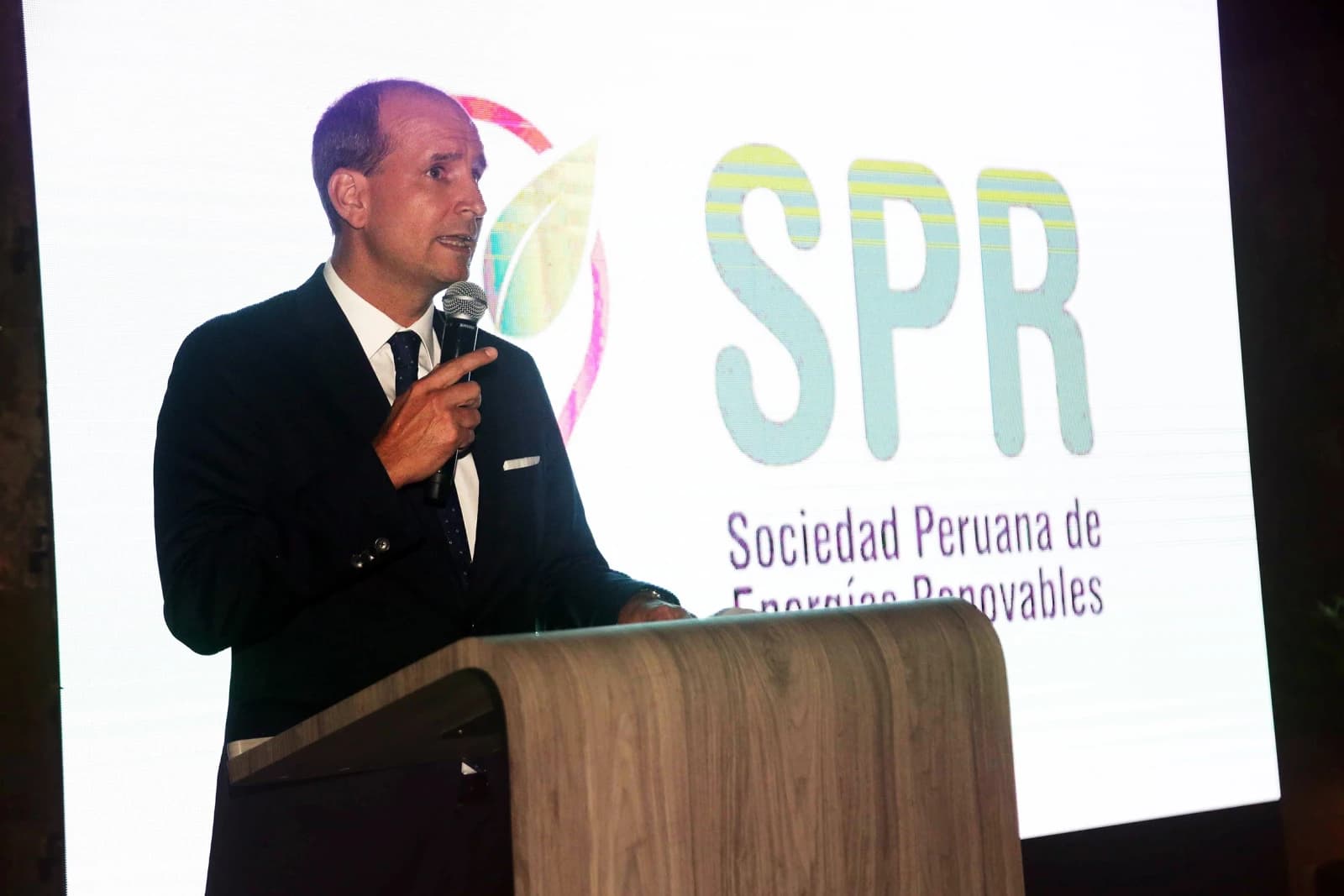 Business leaders propose that the government define a concrete plan to develop renewable energy in Peru.