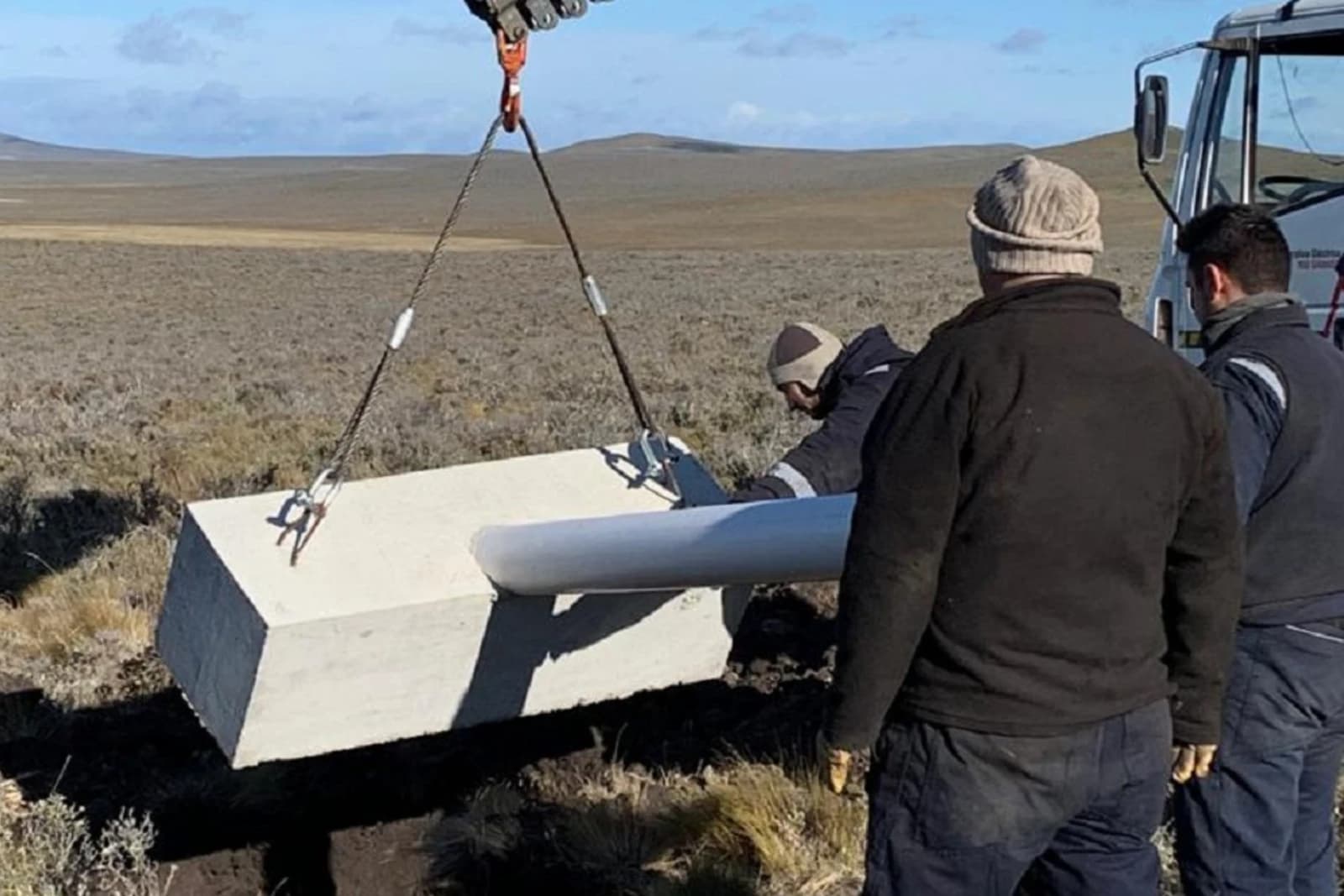 La UNTDF y la Cooperativa Eléctrica instalan la primera turbina eólica en la Provincia