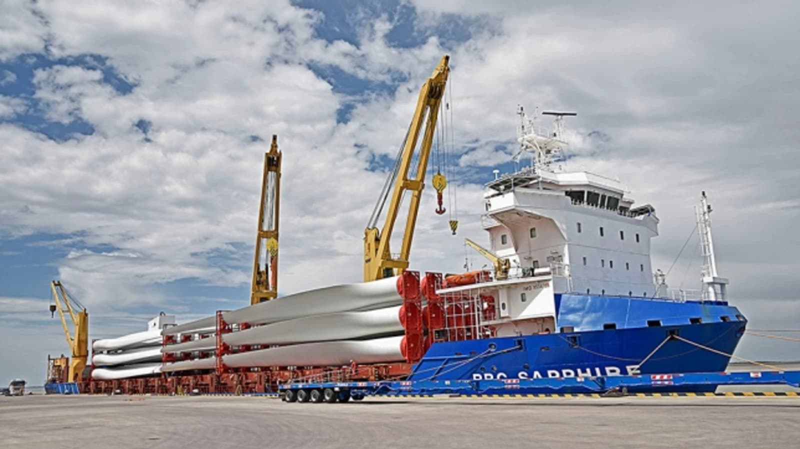 Novas turbinas eólicas chegaram ao porto de Comodoro Rivadavia.