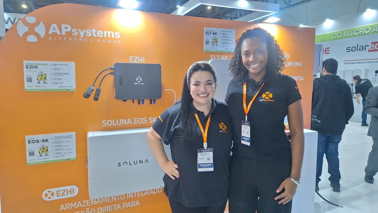 Mariani Pereira, directora nacional de APsystems Brasil, y Beatriz Reis, coordinadora de marketing de APsystems Brasil