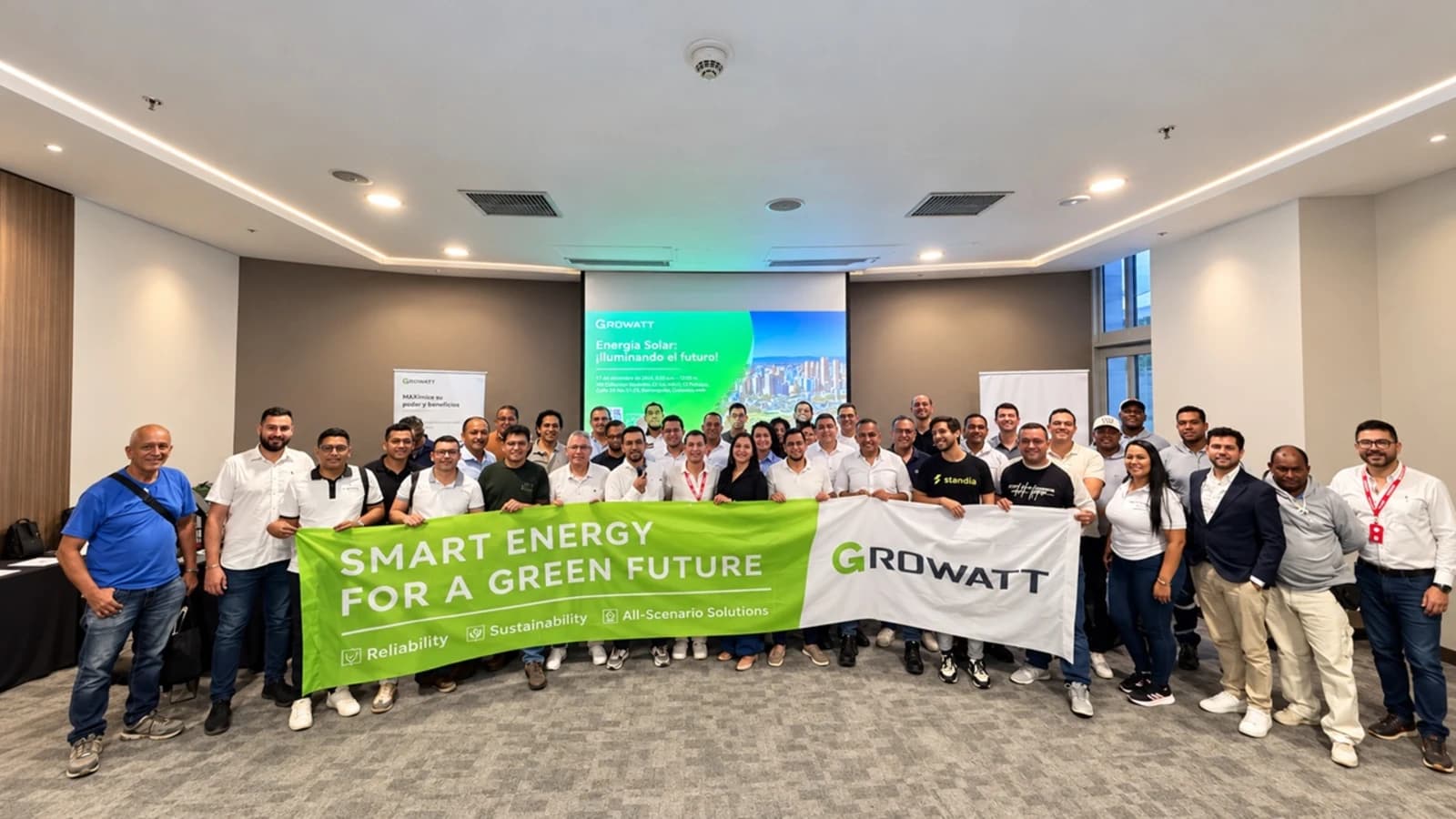 En el marco de una visita institucional realizada en Bogotá, Growatt entregó un reconocimiento especial a Tronex por su destacada gestión comercial